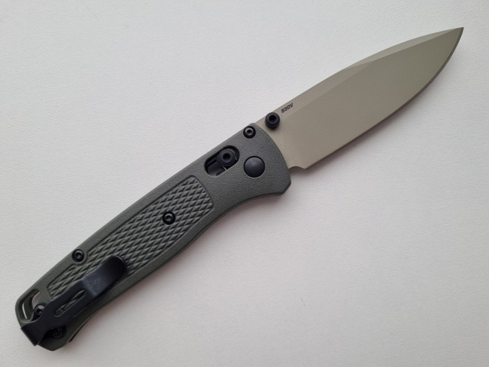 Нож складной BENCHMADE Bugout, Grivory Olive, S30V клинок черн. P 8,2 см